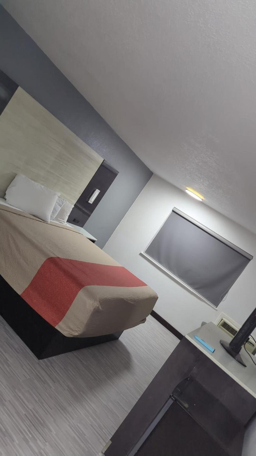 Evergreen Inn & Suites Portland (Adults Only) Bagian luar foto