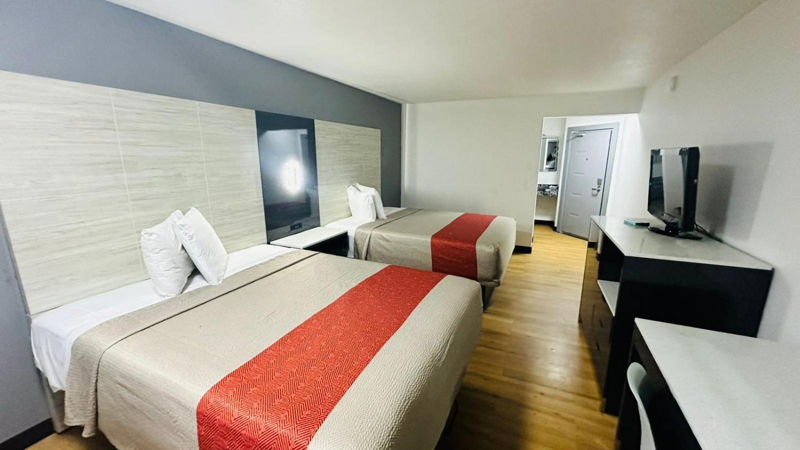 Evergreen Inn & Suites Portland (Adults Only) Bagian luar foto
