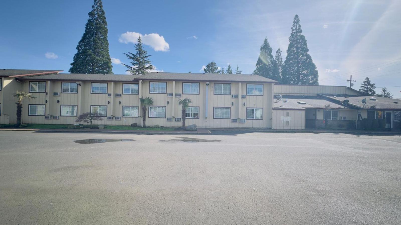 Evergreen Inn & Suites Portland (Adults Only) Bagian luar foto