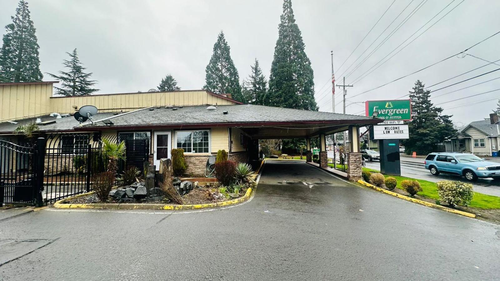 Evergreen Inn & Suites Portland (Adults Only) Bagian luar foto
