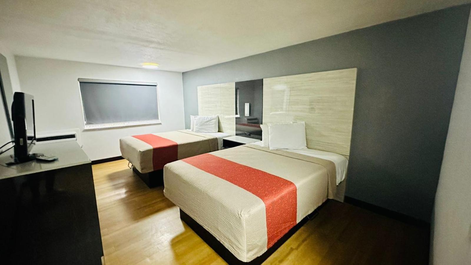 Evergreen Inn & Suites Portland (Adults Only) Bagian luar foto