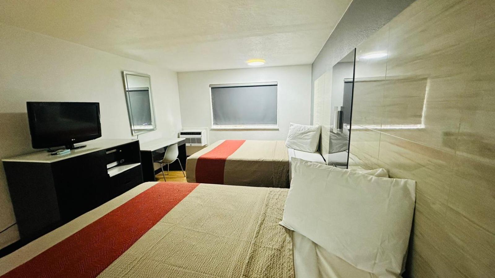 Evergreen Inn & Suites Portland (Adults Only) Bagian luar foto